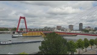 Te hoog beladen binnenvaartschip vaart tegen Willemsbrug containers in het water [upl. by Nidla535]