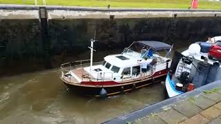 Jacht in problemen door schroefwater binnenvaartschip in sluis [upl. by Innavoeg]